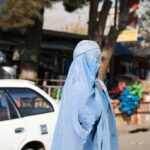 Photo d'une femme sous une burqa