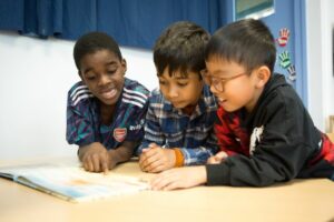 Trois enfants participant à une session lecture dans le cadre du programme Lire et faire Lire 